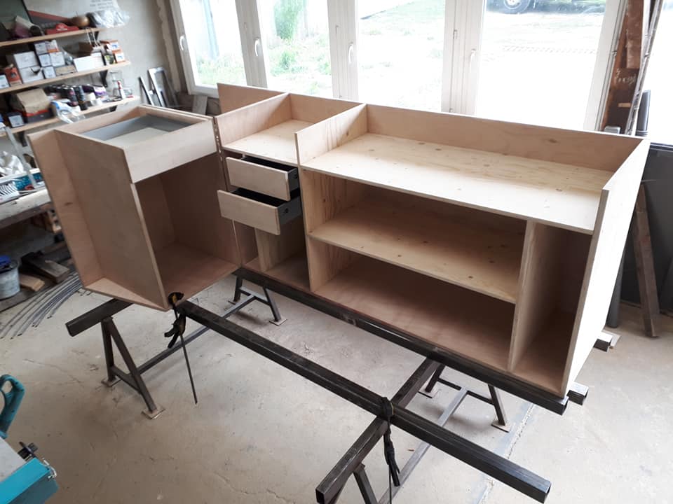 Aménagement Magasin – Comptoir + cabine essayage + support cintres